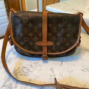 Vintage Louis Vuitton Saumur 30: AR8909 - France